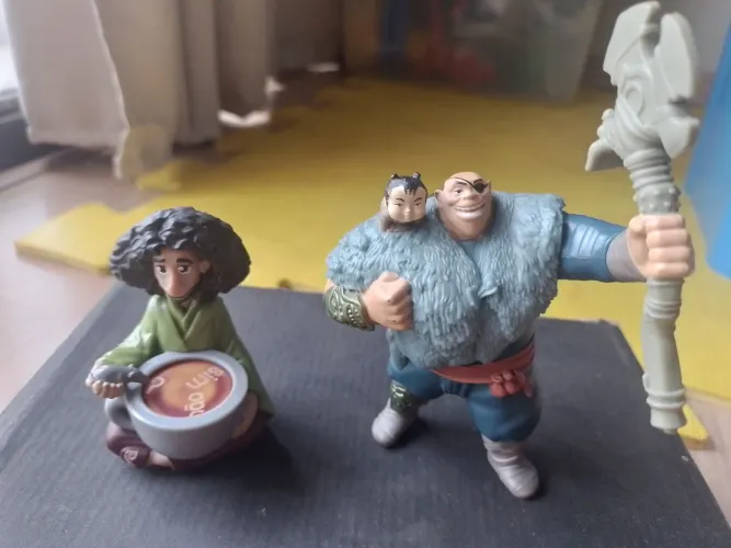 Bonecos Tong (Raya e o último dragão) e Bruno (Encanto)