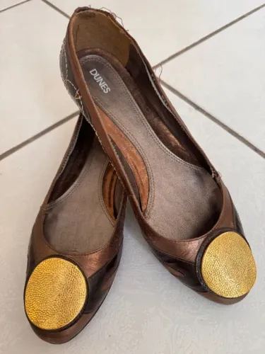 Lindíssimo sapato marrom com detalhe dourado