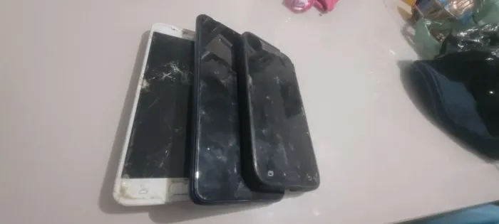 Telas e carcaças de celulares danificados