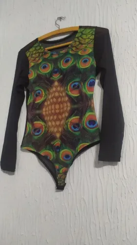 Body Preto manga longa detalhe pavão na estampa