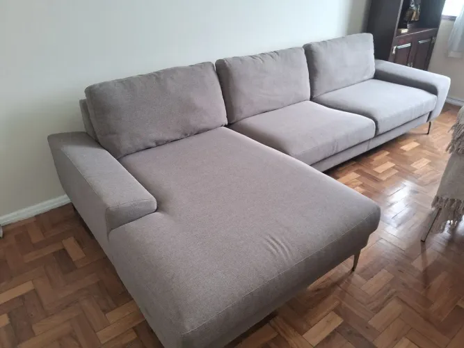 Sofá grande 3 lugares com chaise lado esquerdo e 3 almofadas