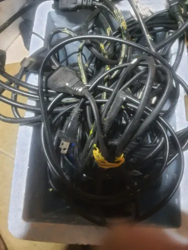 Vendendo cabos para consoles de videogames.