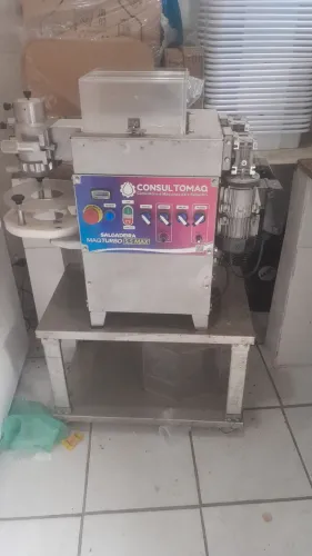 uma masseira e uma salgadeira turbo max e uma fritadeira elétrica tudo 220w