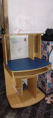 Mesa de computador com design funcional