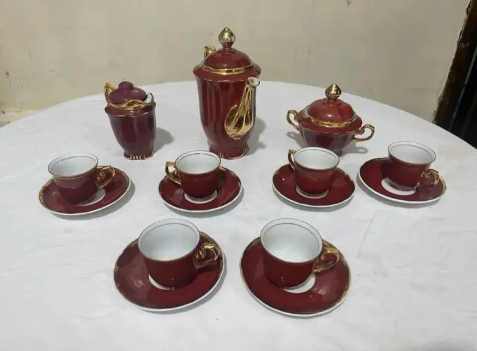 Jogo de Chá/Café em Porcelana com Detalhes Dourados - 6 Peças