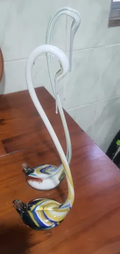 Esculturas de vidro de cisnes coloridos