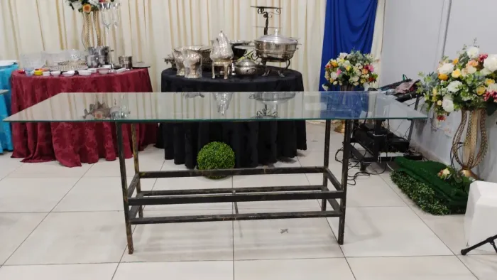 Mesa de vidro com estrutura de ferro