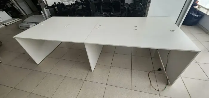 Lote de 8 baias, 4 mesas grande e 3 portas - desmontado, perfeito estado