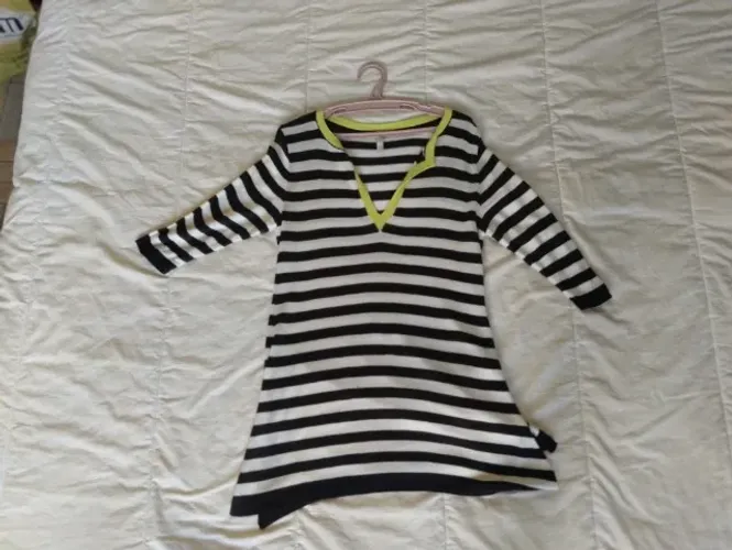 Blusa comprida com listras e detalhe verde, muito bonita - R$ 35,00 Aceito Oferta