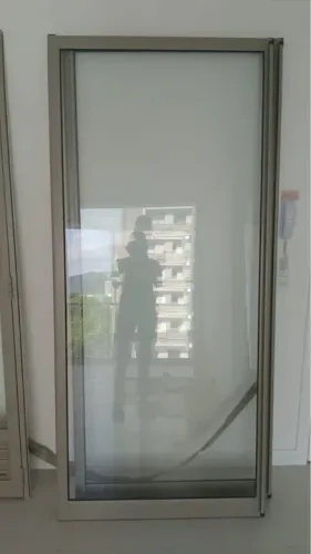 Porta de vidro com moldura de alumínio