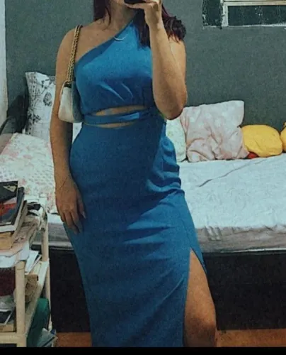 Vestido azul com detalhe vazado