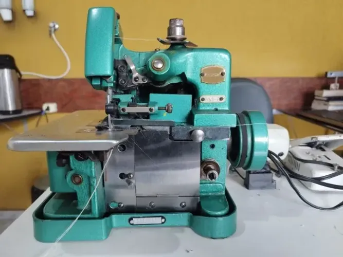 Máquina de Costura Overlock Chinezinha - não é loja é particular. R$: 300,00