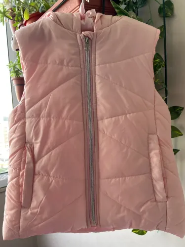 Colete rosa Kyly tam 10 e malha amarela Hering tam 10 R$ 40,00 cada