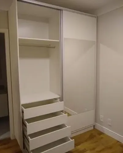 Guarda roupa de mdf branco e amadeirado e uma porta com espelho