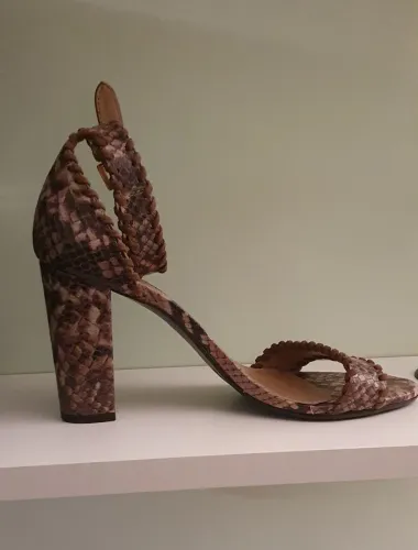 Sandália de Couro Animal Print - Corello/ Saia /Casaqueto 