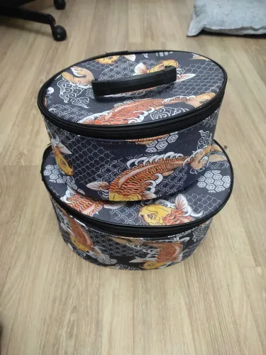 Malas redondas estampadas com peixes koi