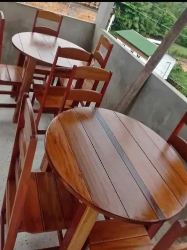 Conjunto de Mesas e Cadeiras de Madeira