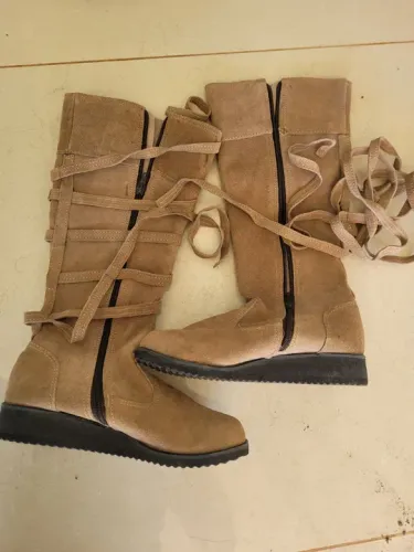 Botas de cano alto marrom