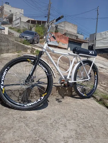 Bicicleta barra forte branca, aro 26