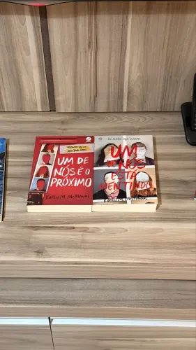 Coleção de livros um nós está mentindo, novo nunca usado.