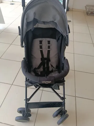 Sem marcas de uso, na verdade usado 2 vezes em shopping,Carrinho De bebê compacto
