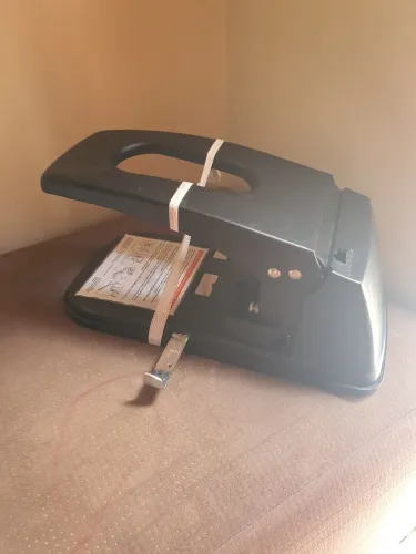 PERFURADOR DE PAPEL GRANDE DE METAL PARA DOIS FUROS