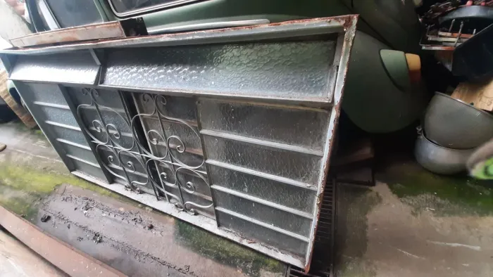 Janela de ferro com vidro.
