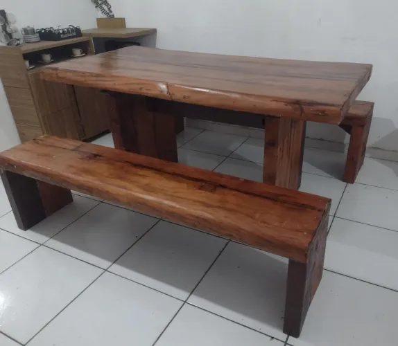 Mesa de Jantar Rústica de Madeira Maciça com Bancos