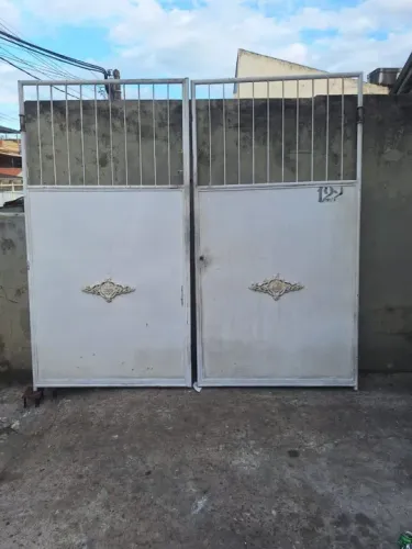 03 Portões de ferro branco em ótimo estado