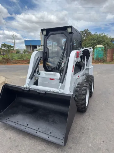 Mini Carregadeira - 2023 - Seminova- 830kg 