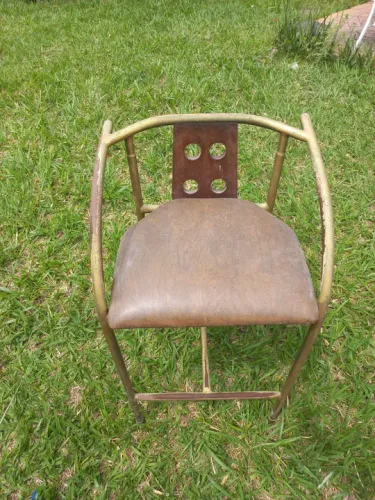 Banqueta de metal vintage com assento estofado