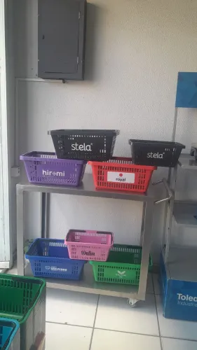 Cestas de compras coloridas para comércio