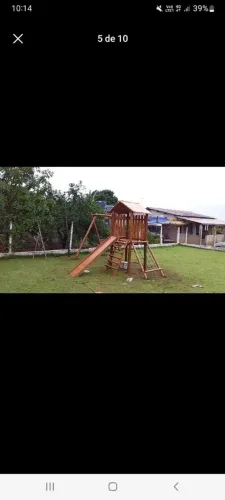 Playground de madeira completo com escorregador e balanço