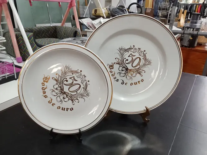 Louça: Par de Pratos Bordas de Ouro em Porcelana 