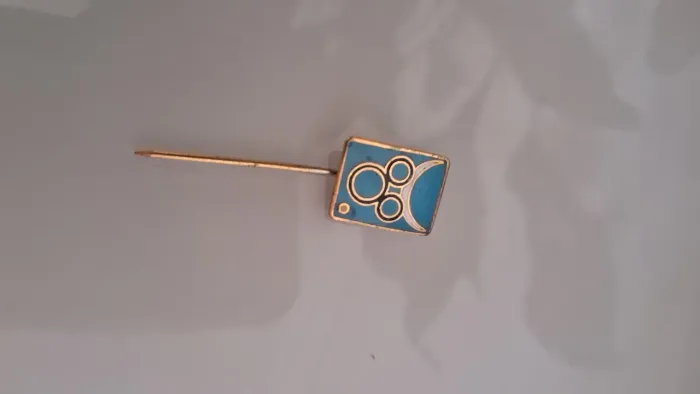 Broche vintage azul e dourado
