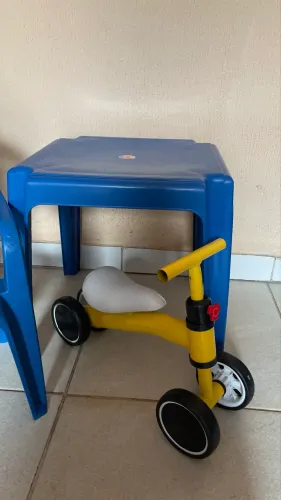 Bicicleta de equilíbrio + mesa cadeira 