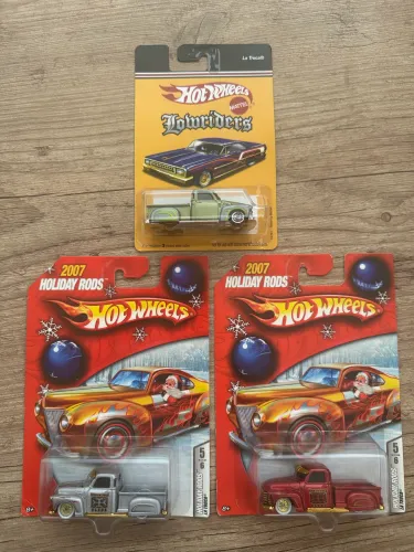 Trio Hot Wheels La Troca Holiday Rods Prata e Vermelha e Lowrider