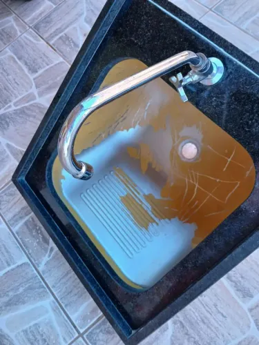 Vendo tanque inox com torneira, ótimo estado de conservação.