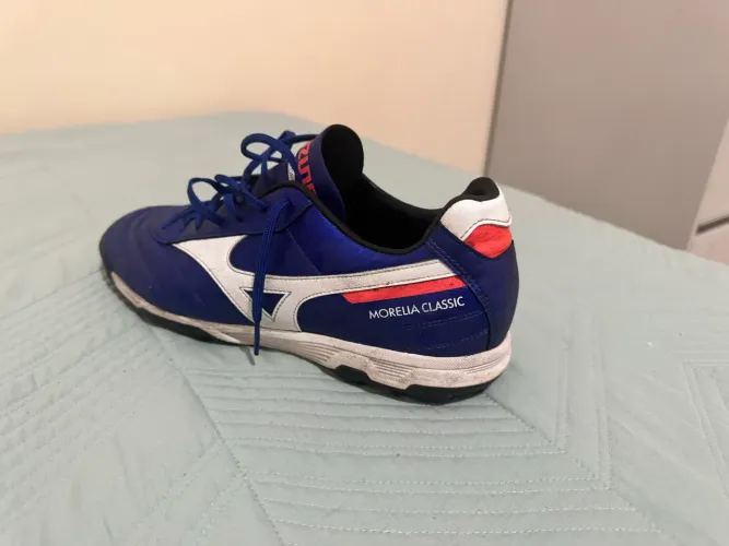 Chuteira society mizuno morelia 43 forma pequena!!! Cabe no pé 42 facilmente
