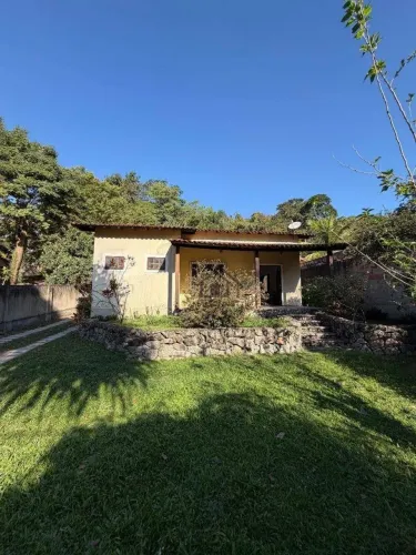 Casa linear com 3 quartos e amplo terreno no Jardim América, Pendotiba