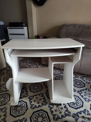 Mesa para computador com rodinhas, montada.