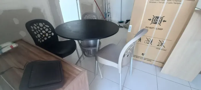 Mesa com 3 cadeiras