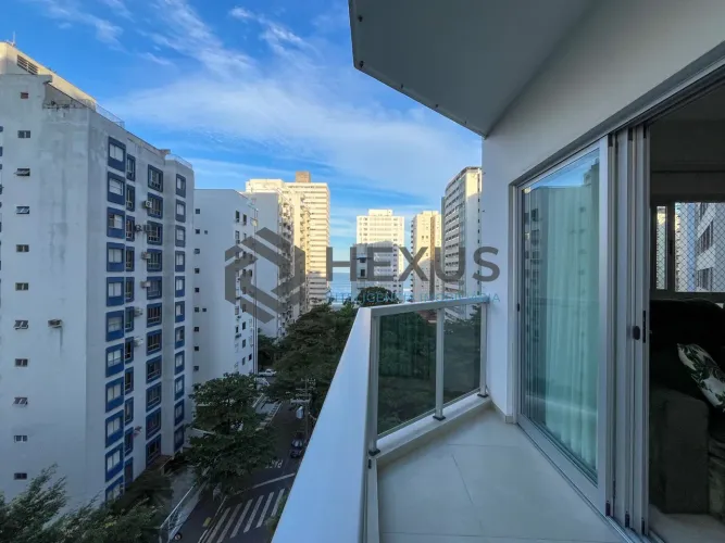 Apartamento com varanda vista mar e lazer nas Pitangueiras, Guarujá