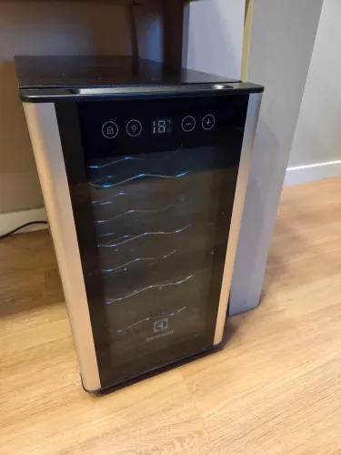 Adega De Vinho Climatizada Electrolux 8 Garrafas
