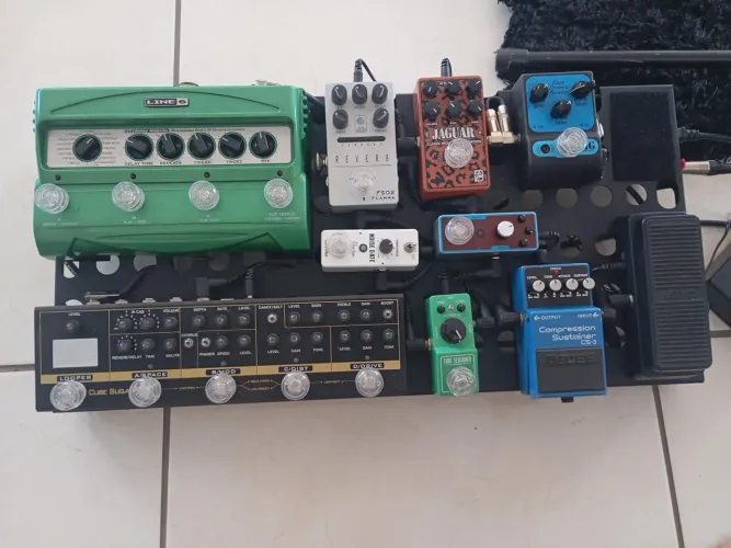 Vendo pedal board completa com diversos pedais