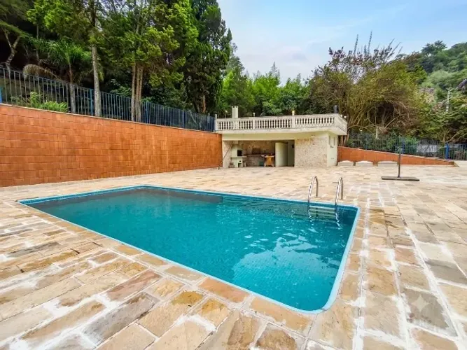 Linda Chácara com 3 lagos, Piscina, Acessibilidade e muito verde.