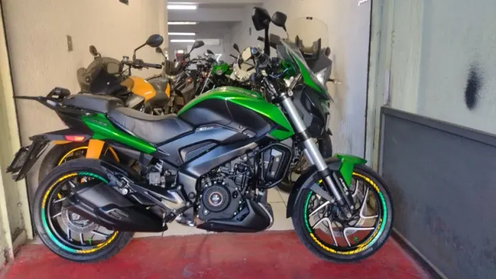  BAJAJ DOMINAR 400 ABS 2023 VERDE IMPECAVEL COM APENAS 11.000KM  E COM GARANTIA TOTAL