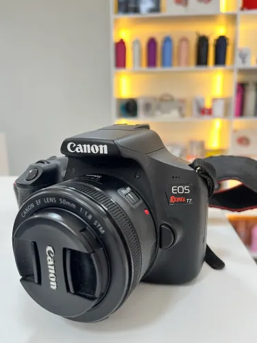 Canon EOS Rebel T7 + Lentes 18-55mm e 50mm