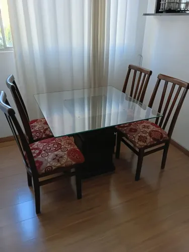 Mesa com 4 cadeiras e painel