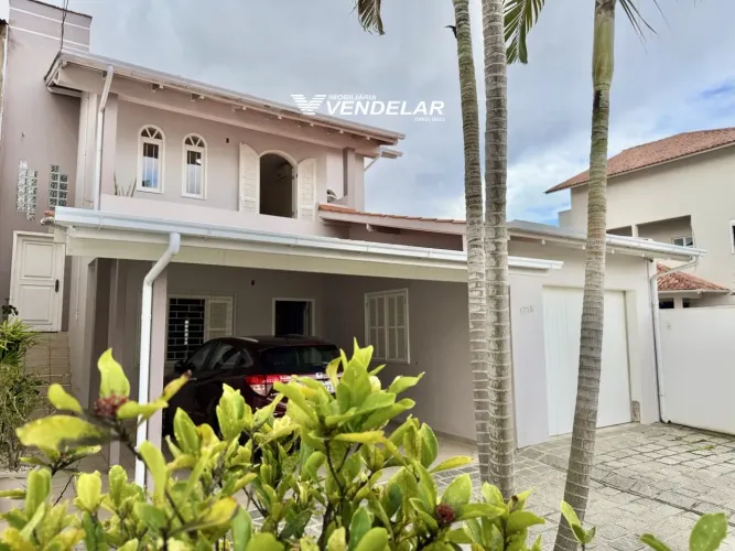 CASA PARA VENDA COM PISCINA NO CENTRO DE TUBARÃO/SC